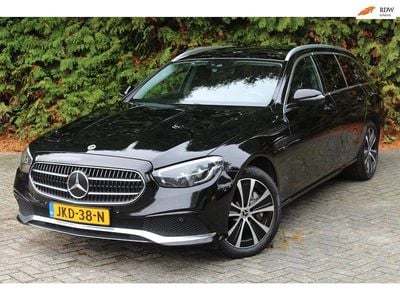 Zwart (metallic) Gebruikt 2021 Mercedes E300 Avantgarde Stationwagen | € 24.850 (Goede deal)