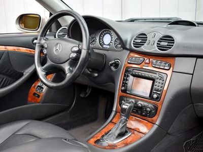 tweedehands Mercedes 240 CLK-KLASSE CabrioletAutomaat Elegance Zwart Leder | ECC | Afn. Trekhaak | Stoelverwarming | 17 Inch LMV