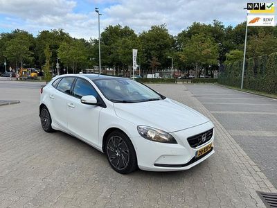 Wit (metallic) Gebruikt 2012 Volvo V40 Kinetic Hatchback | € 4.750 (Duur)
