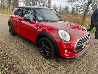 Rood (metallic) Gebruikt 2018 Mini Cooper Business Hatchback | € 17.450 (Iets duurder)