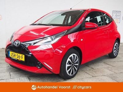 Occasion Toyota Aygo X-play 69 PK (50 kW) 2014 Rood Hatchback
