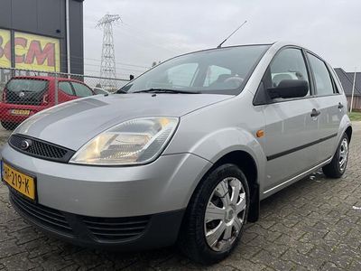 Grijs (metallic) Gebruikt 2004 Ford Fiesta Hatchback | € 1.499 (Eerlijke prijs)