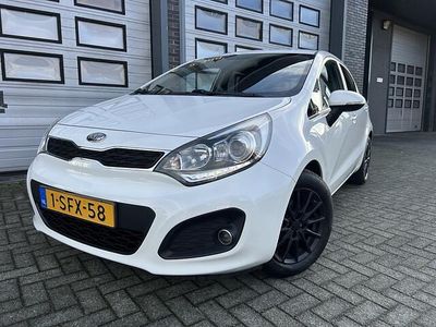 Wit Occasion 2013 Kia Rio Plus Hatchback | € 5.349 (Eerlijke prijs)