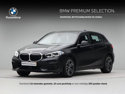 Zwart Occasion 2023 BMW 118 Sport Line Hatchback | € 24.950 (Eerlijke prijs)