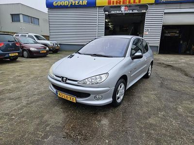 tweedehands Peugeot 206 1.4 Quiksilver Goed rijdende en nette sportieve auto,Airco,Electr pakket,Apk 18-07-2024. Nieuwe apk bij aflevering.