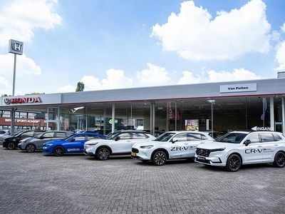 Wit (metallic) Gebruikt 2021 Mercedes GLA180 Business SUV | € 28.900 (Super prijs)