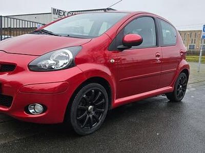 Rood Occasion 2011 Toyota Aygo Hatchback | € 3.950 (Duur)