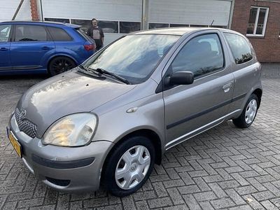 Grijs, metallic lak Gebruikt 2004 Toyota Yaris Hatchback | € 1.394 (Eerlijke prijs)
