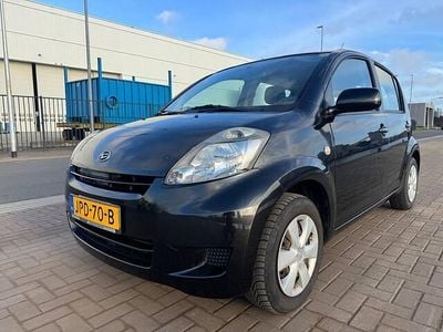Zwart Gebruikt 2008 Daihatsu Sirion Hatchback | € 2.099 (Eerlijke prijs)