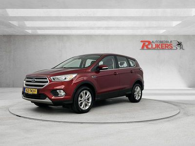 Rood, metallic lak Gebruikt 2016 Ford Kuga Titanium SUV | € 13.999 (Eerlijke prijs)