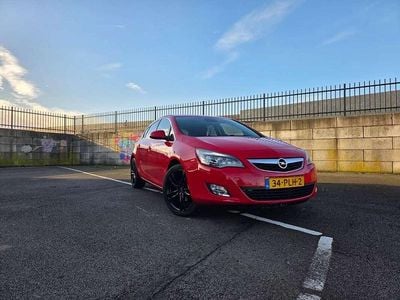 Rood Occasion 2011 Opel Astra Sport Hatchback | € 3.994 (Eerlijke prijs)