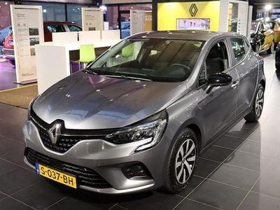 Grijs Gebruikt 2022 Renault Clio V Equilibre Hatchback | € 15.400 (Goede deal)