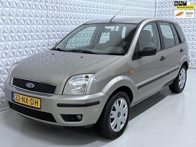 Grijs (metallic) Gebruikt 2004 Ford Fusion Ghia MPV | € 999 (Eerlijke prijs)