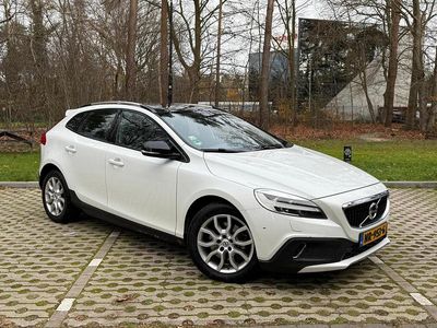 Wit (metallic) Gebruikt 2017 Volvo V40 Hatchback | € 15.945 (Eerlijke prijs)