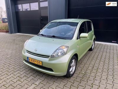 Occasion Daihatsu Sirion 87 PK (63 kW) 2006 Groen Hatchback
