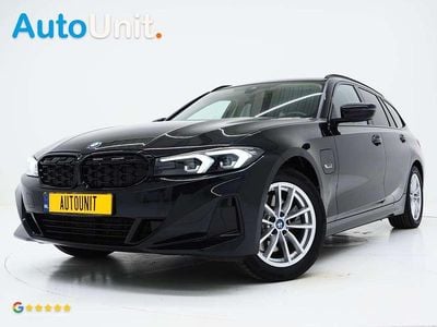 Zwart Gebruikt 2022 BMW 320e Shadowline Stationwagen | € 31.840 (Goede deal)