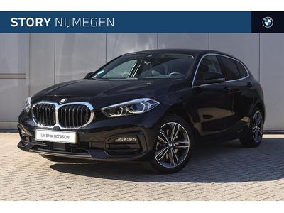 Zwart Occasion 2022 BMW 118 Executive Hatchback | € 24.450 (Eerlijke prijs)