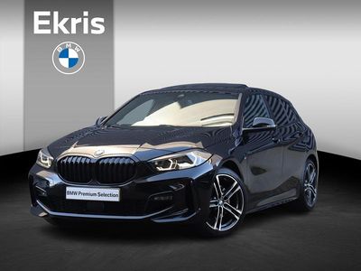 Saphirschwarz metallic (zwart metallic) Gebruikt 2022 BMW 118 Comfort Edition Hatchback | € 30.900 (Eerlijke prijs)