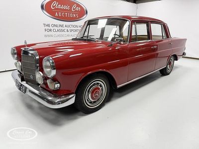 Rood Occasion 1967 Mercedes 200 Sedan | € 15.000