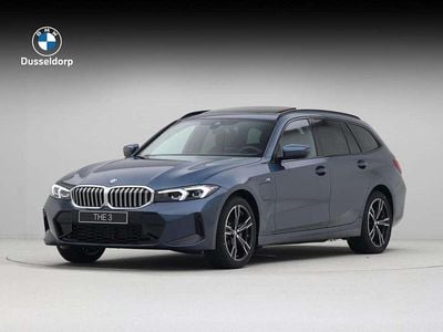 Blauw Nieuw 2025 BMW 330e Stationwagen | € 66.723 (Goede deal)