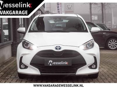 Wit Occasion 2024 Toyota Yaris Hybrid Active Hatchback | € 21.950 (Goede deal)