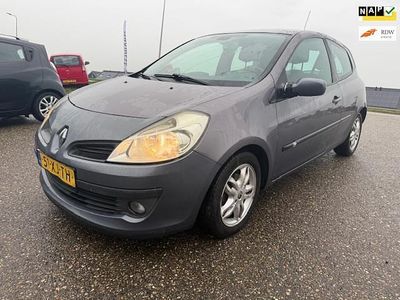 Blauw (metallic) Gebruikt 2007 Renault Clio II Dynamique Hatchback | € 2.499 (Eerlijke prijs)