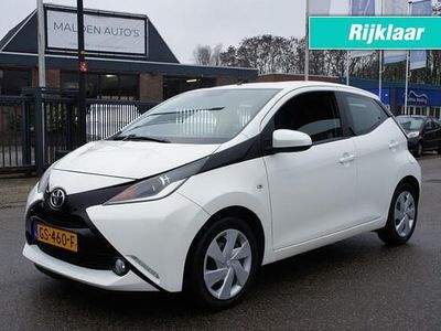 Wit Occasion 2015 Toyota Aygo X-play Hatchback | € 7.450 (Goede deal)