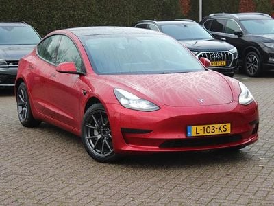 Rood (metallic) Gebruikt 2021 Tesla Model 3 Standard Range Sedan | € 24.750 (Eerlijke prijs)