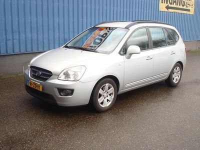 tweedehands Kia Carens 2.0 CVVT X-ecutive - Airco climat control - Radio/cd speler - Trekhaak - LM velgen - 4 electrische ramen - Metalic lak - Centrale deurvergrendeling - 2x sleutel - Park tronic achter - 4 nieuwe banden