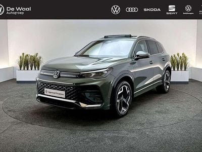 Cipressino green metallic Occasion 2024 VW Tiguan R-line Edition SUV | € 49.900 (Eerlijke prijs)