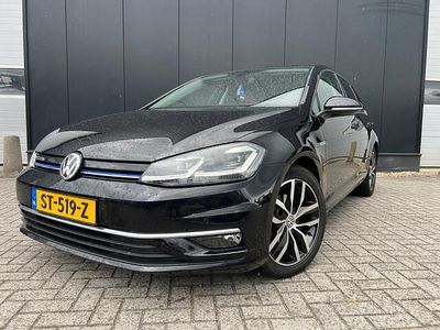 Zwart Gebruikt 2018 VW Golf VII Hatchback | € 13.995 (Eerlijke prijs)