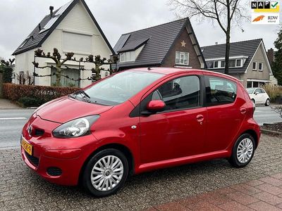 Rood (metallic) Gebruikt 2011 Toyota Aygo Comfort Hatchback | € 4.980 (Eerlijke prijs)