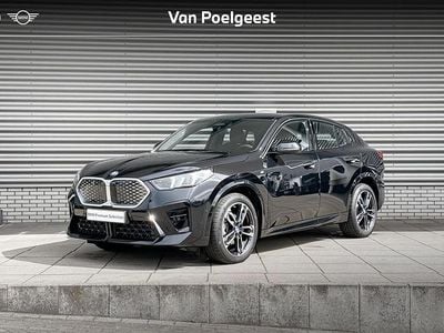 Saphirschwarz metallic (zwart metallic) Gebruikt 2024 BMW iX2 Comfort Edition SUV | € 39.900 (Eerlijke prijs)