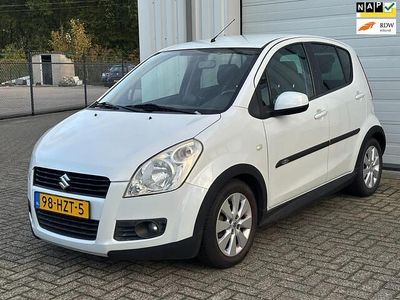 Wit (metallic) Gebruikt 2009 Suzuki Splash Exclusive Hatchback | € 2.645 (Eerlijke prijs)