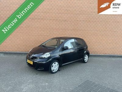 Zwart Gebruikt 2010 Toyota Aygo Hatchback | € 2.995 (Eerlijke prijs)