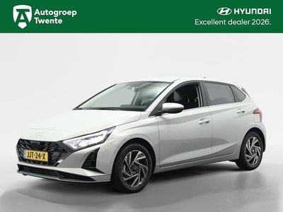 Nieuw Hyundai i20 Premium 99 PK (72 kW) 2025 Lumen grey (grijs metallic) Hatchback