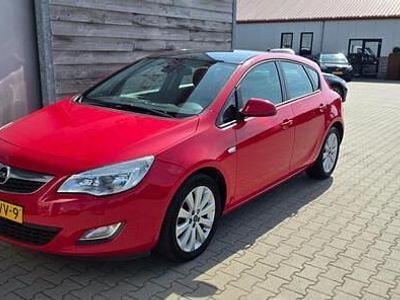 Rood Gebruikt 2012 Opel Astra Hatchback | € 4.750 (Eerlijke prijs)