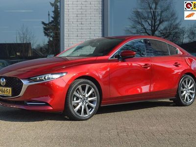 Rood (metallic) Occasion 2023 Mazda 3 Luxury Sedan | € 31.750 (Iets duurder)