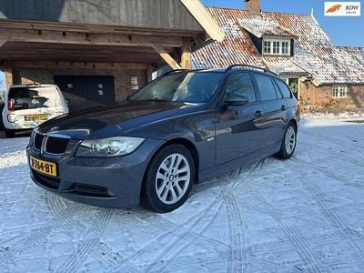 Grijs (metallic) Occasion 2006 BMW 318 Executive Stationwagen | € 3.250 (Goede deal)