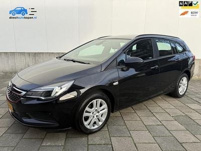 Zwart (metallic) Gebruikt 2018 Opel Astra Edition Stationwagen | € 10.445 (Eerlijke prijs)