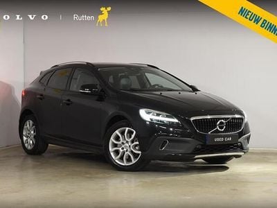 Zwart (metallic) Gebruikt 2019 Volvo V40 Hatchback | € 17.840 (Eerlijke prijs)