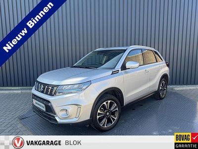 Grijs Gebruikt 2022 Suzuki Vitara Style SUV | € 22.950 (Eerlijke prijs)