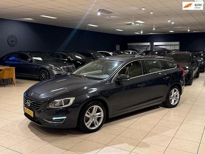 Grijs (metallic) Gebruikt 2015 Volvo V60 R-Design Stationwagen | € 6.950 (Goede deal)