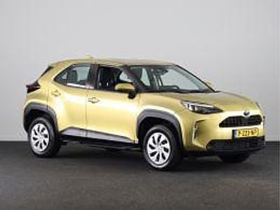 Brass gold metallic (licht goud metallic) Gebruikt 2022 Toyota Yaris Comfort SUV | € 23.600 (Goede deal)