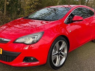 Rood Gebruikt 2011 Opel Astra GTC Sport Hatchback | € 6.450 (Eerlijke prijs)
