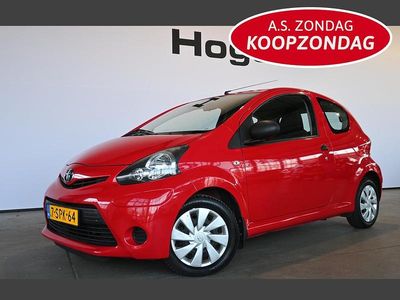 Rood Occasion 2013 Toyota Aygo Hatchback | € 4.440 (Eerlijke prijs)
