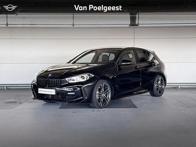 Saphirschwarz metallic (zwart metallic) Gebruikt 2024 BMW 118 M Sport Hatchback | € 33.900 (Eerlijke prijs)