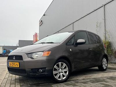 Bruin (metallic) Gebruikt 2013 Mitsubishi Colt Edition Hatchback | € 2.250 (Goede deal)