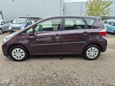 Paars Gebruikt 2013 Toyota Verso-S Comfort MPV | € 6.450 (Eerlijke prijs)
