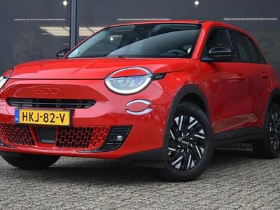 Rood Occasion 2025 Fiat 600E Red SUV | € 26.395 (Eerlijke prijs)